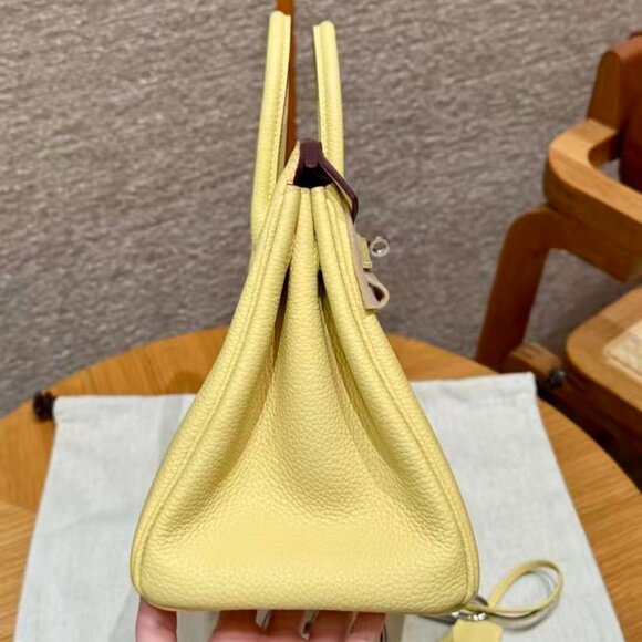 Classic Hermes Bag: A Stylish and Versatile Choice for Elegance - Picture 4 of 6